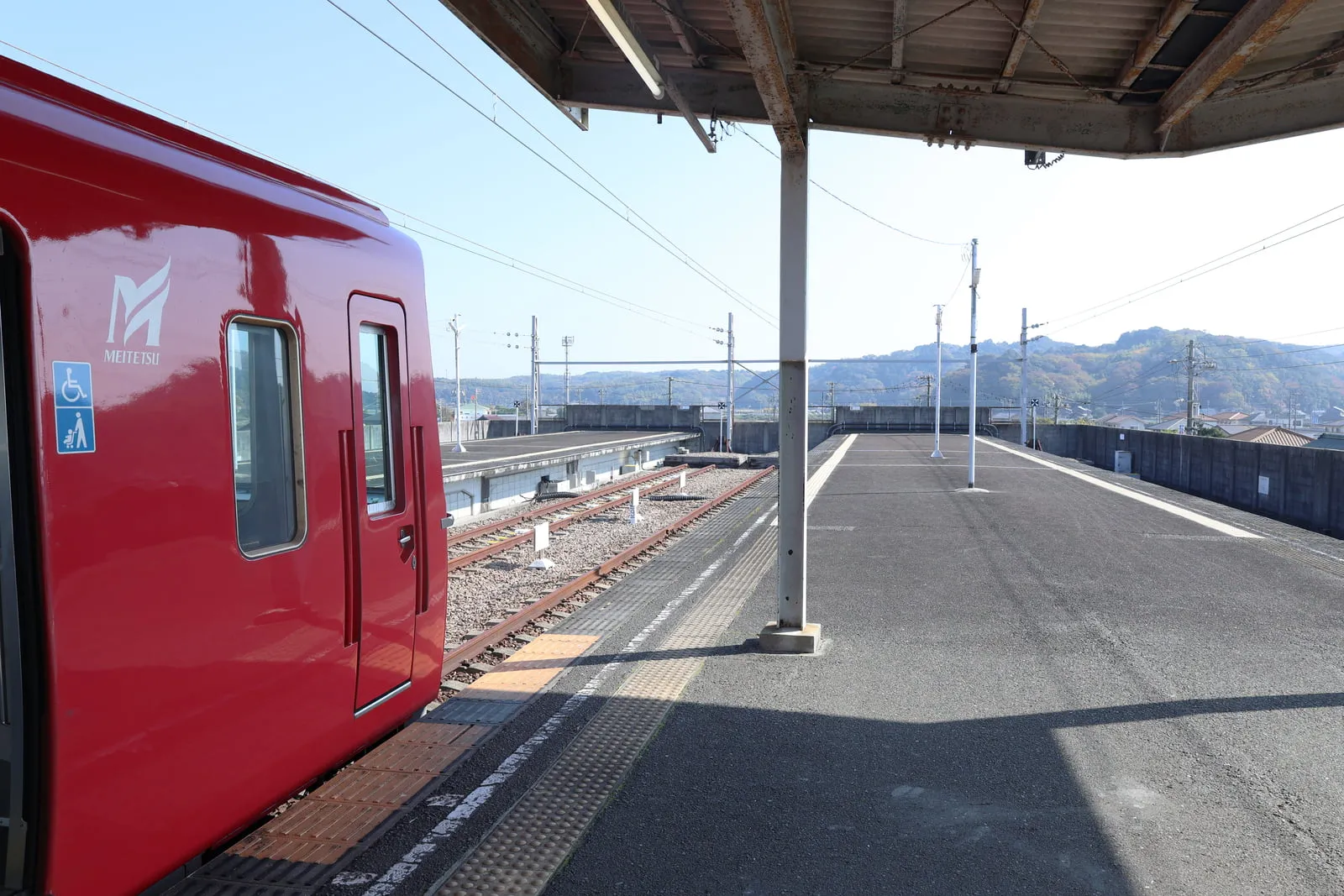 名鉄知多新線「内海」駅に停車する列車の写真