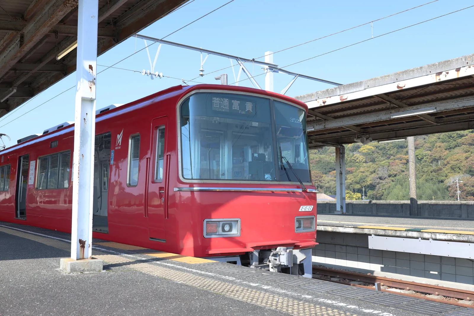 名鉄知多新線「内海」駅に停車する列車の写真
