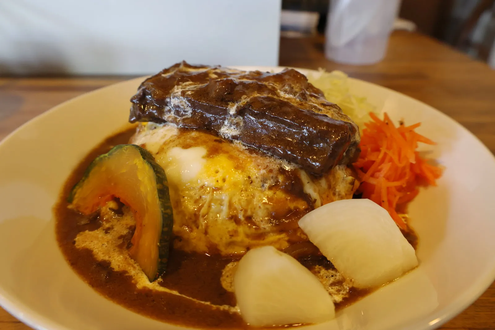 内海駅前の飲食店「ヒップ」でいただいたオムライスの写真