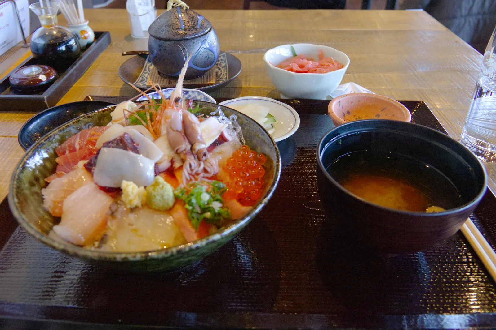 「島料理 友福丸」さんでいただいた海鮮丼の写真