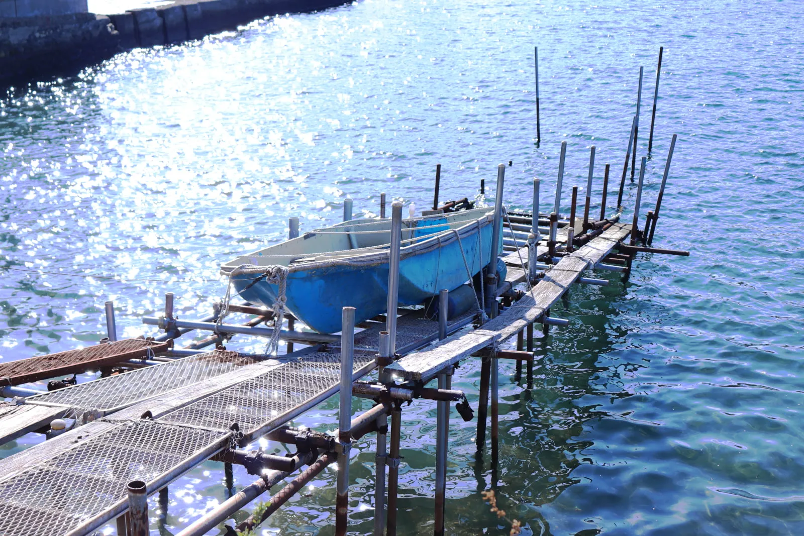 浦賀港に留められた小さな舟