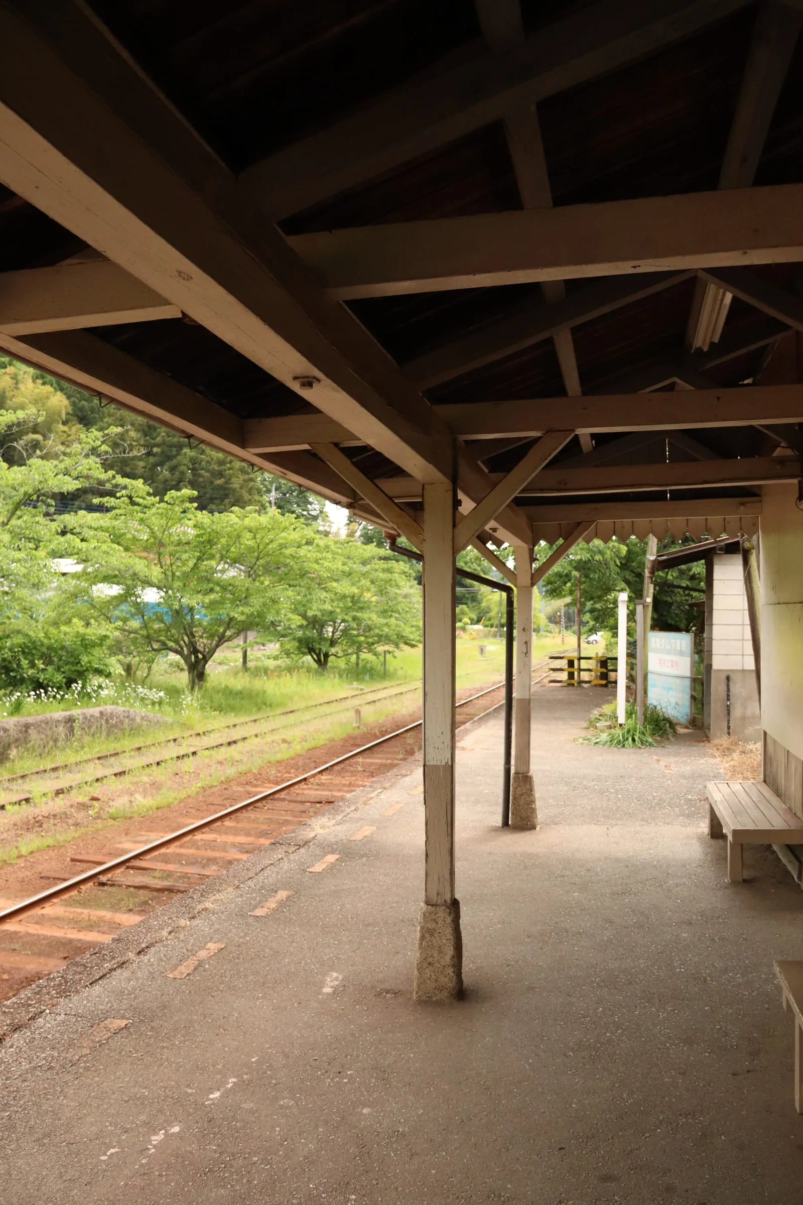 鴨居大室港沿いに建つマンション「マリンコーポ浦賀」の看板
