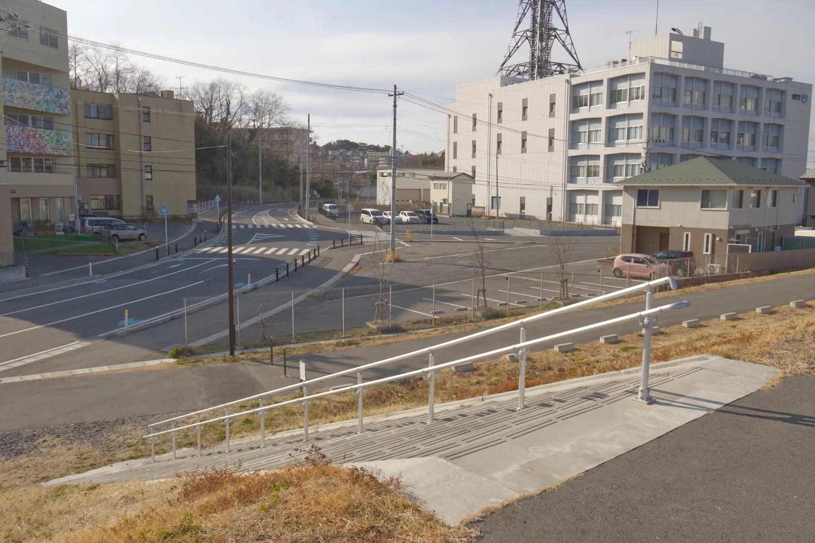 旧北上川の土手へ上がる階段の写真