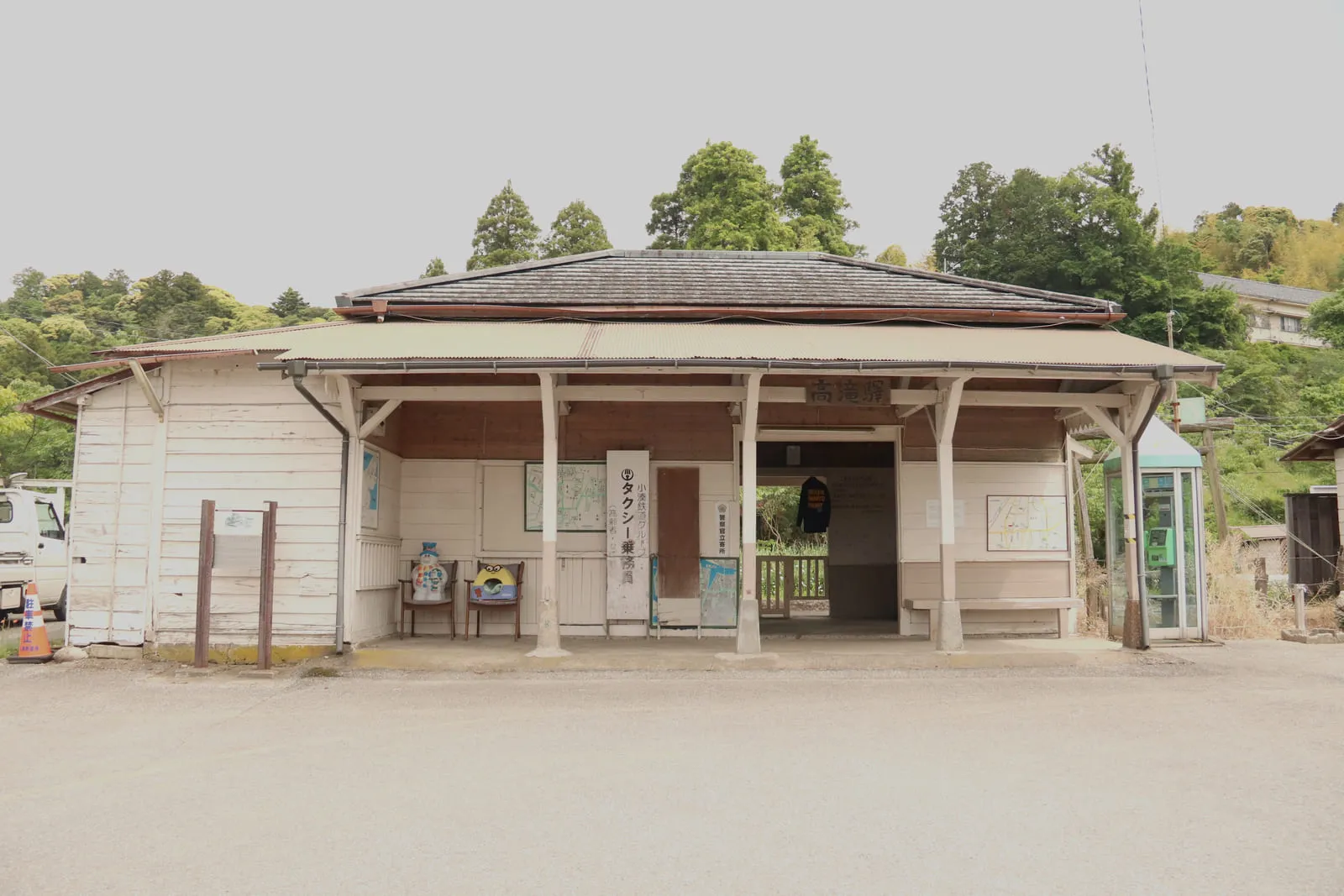 鴨居大室港沿いに建つ商店