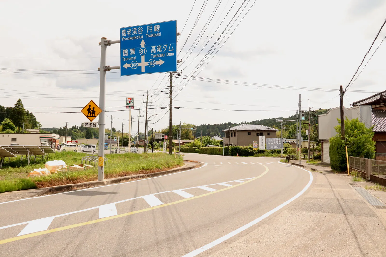 かもめ団地入り口の道