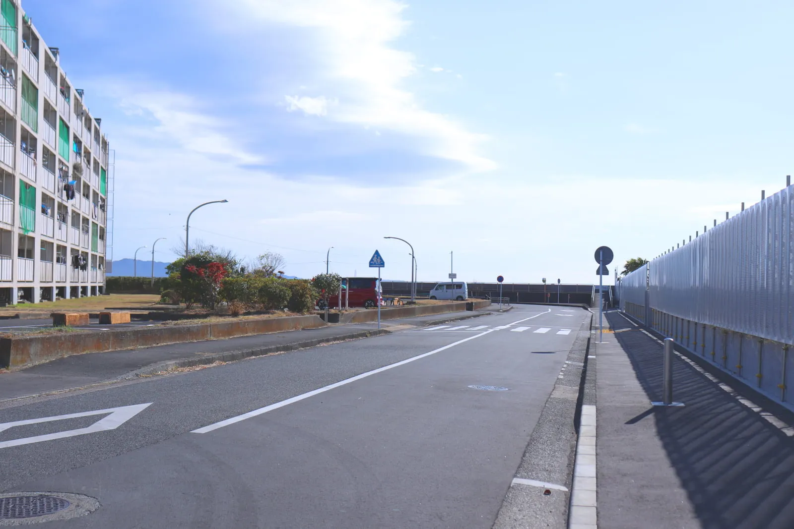 かもめ団地入り口の道の写真