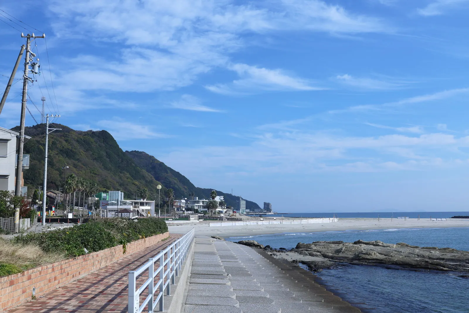 海岸沿いに整備された遊歩道の写真