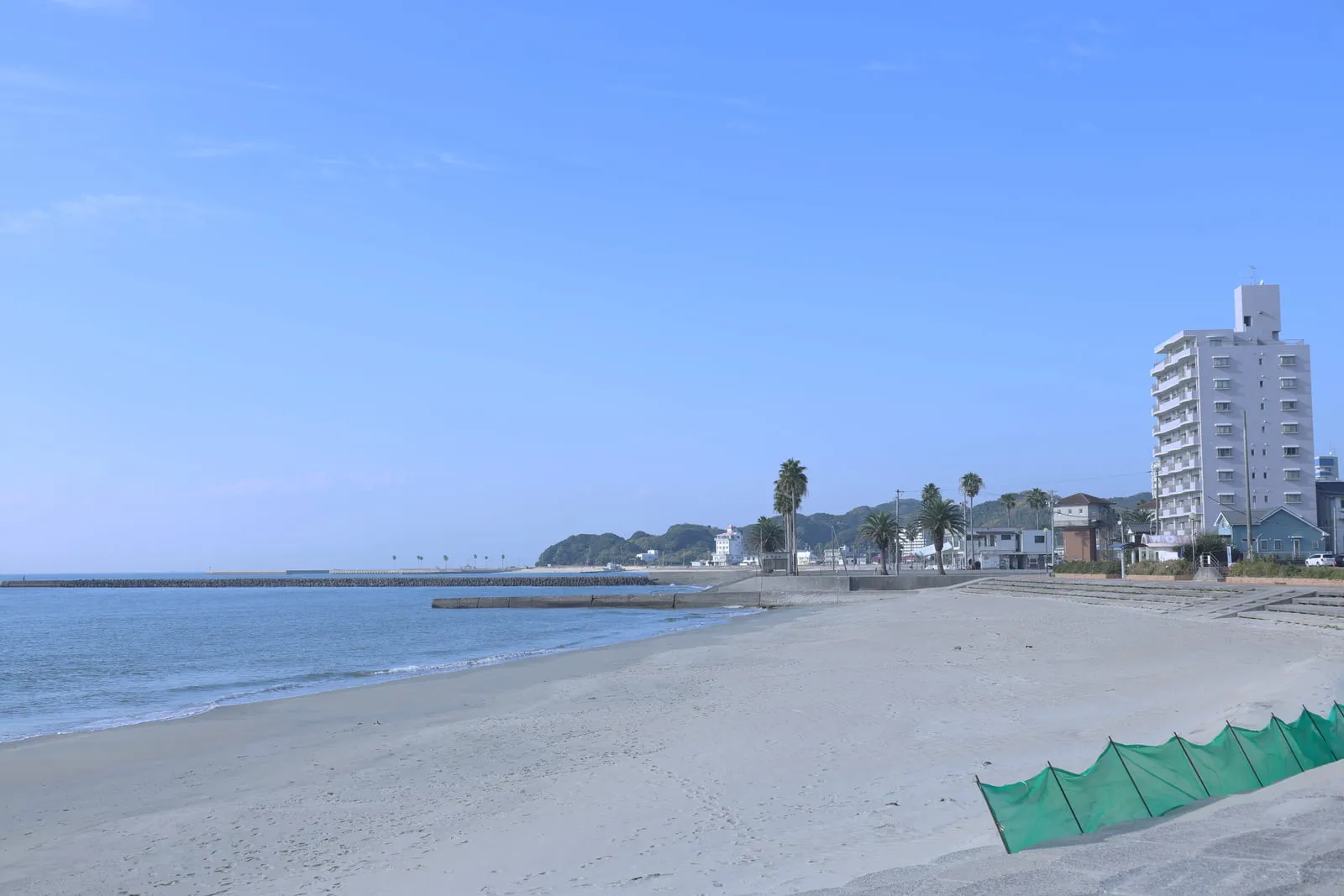 白い砂浜が広がる内海海岸海水浴場付近の写真