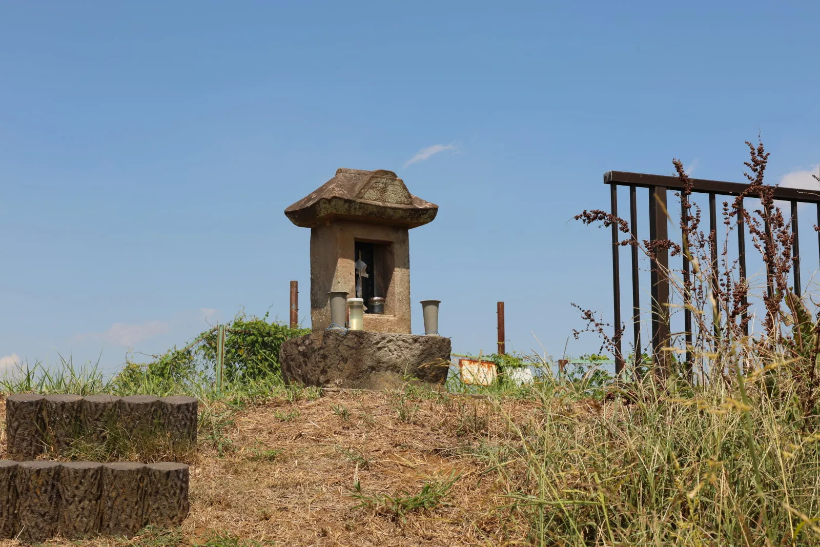 田んぼのそばにまつられる水神様