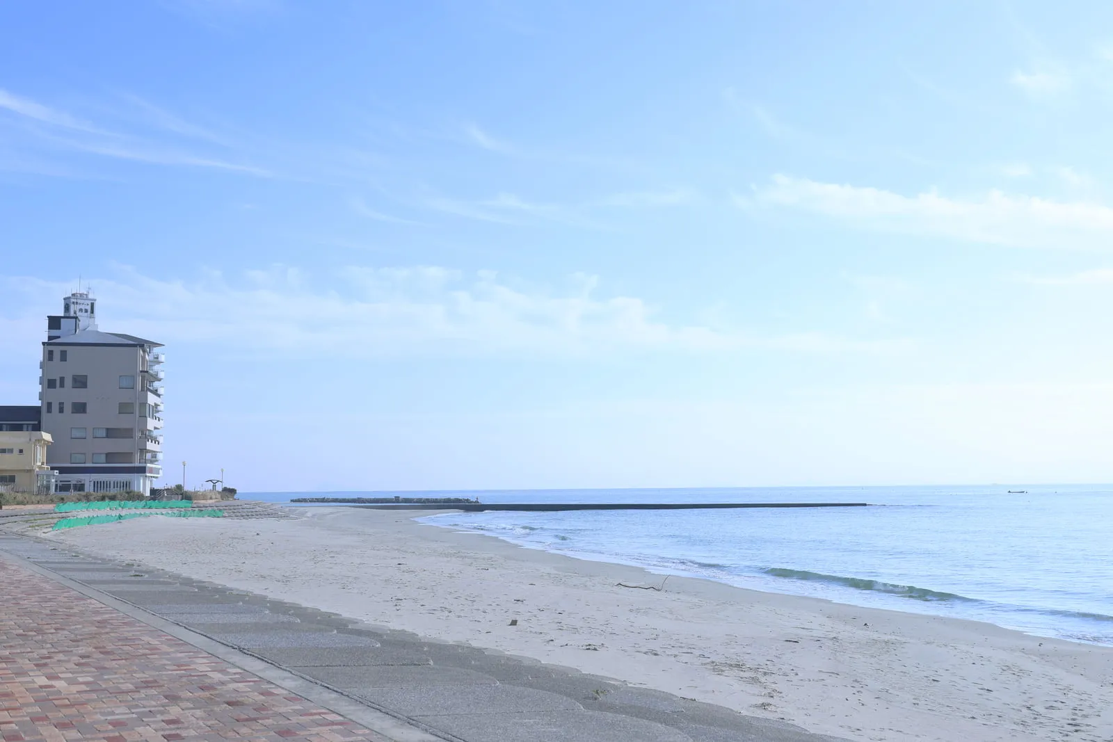 白い砂浜が広がる内海海岸海水浴場付近の写真