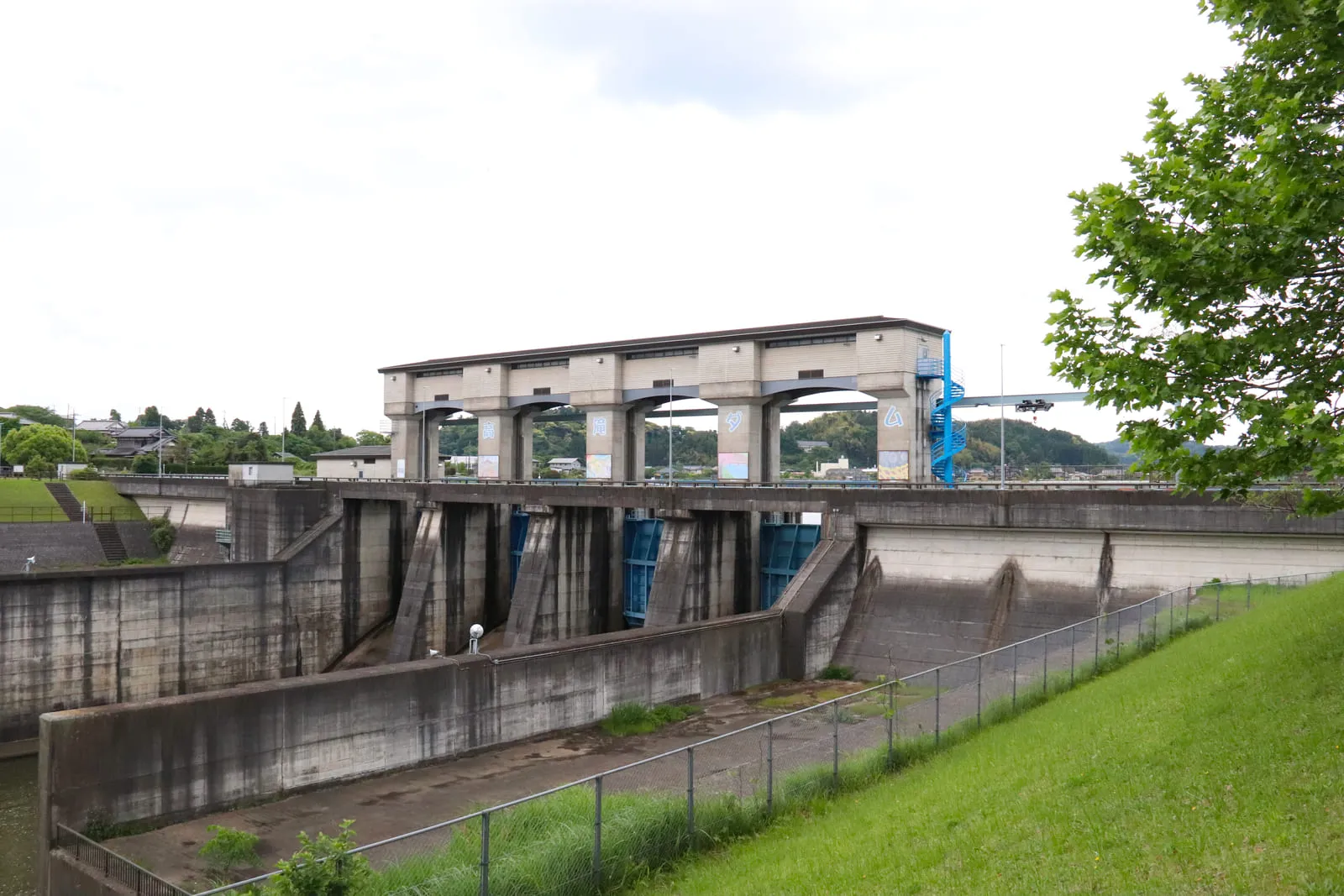 かもめ団地から見る浦賀水道と舟