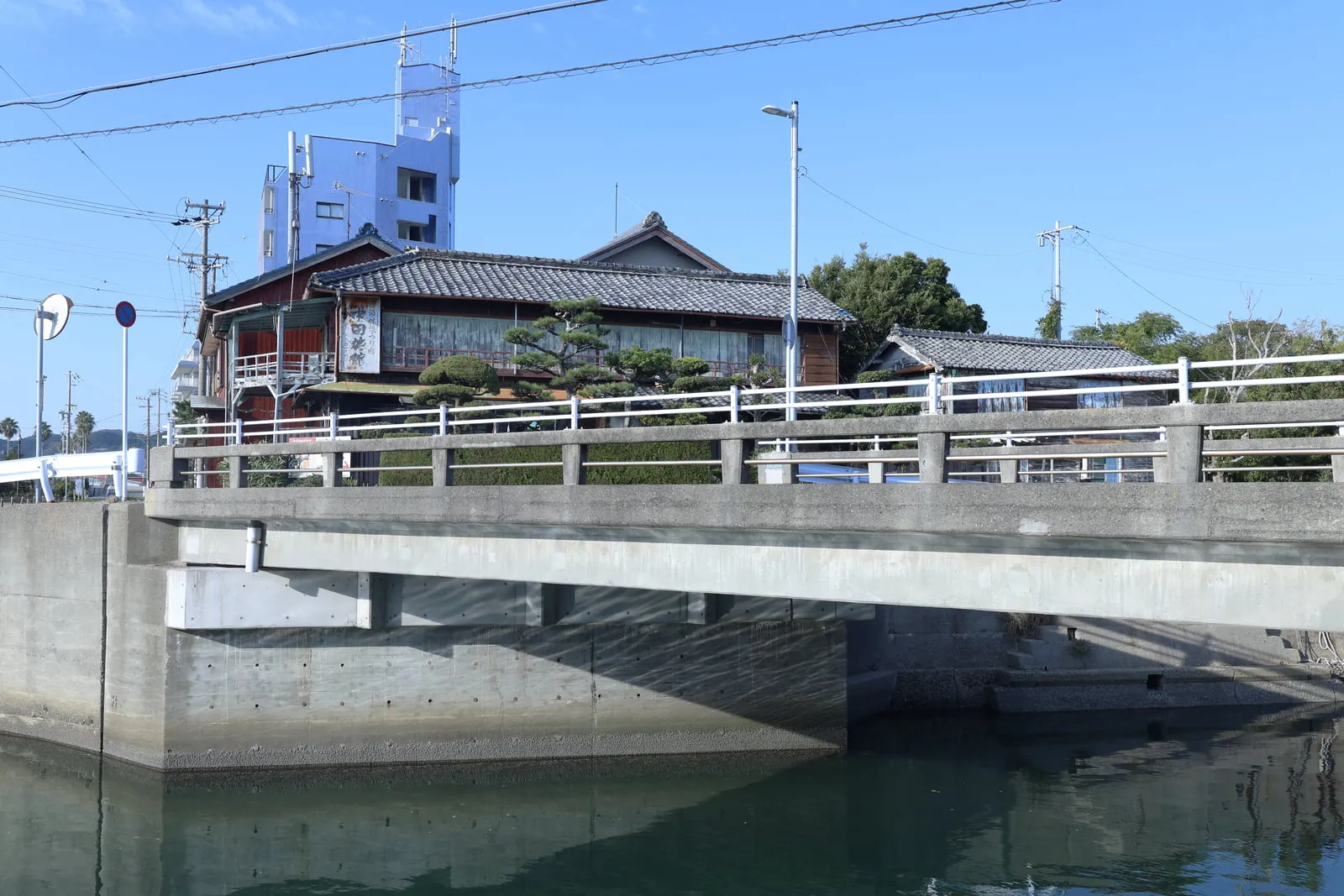 内海川にかかる橋の写真