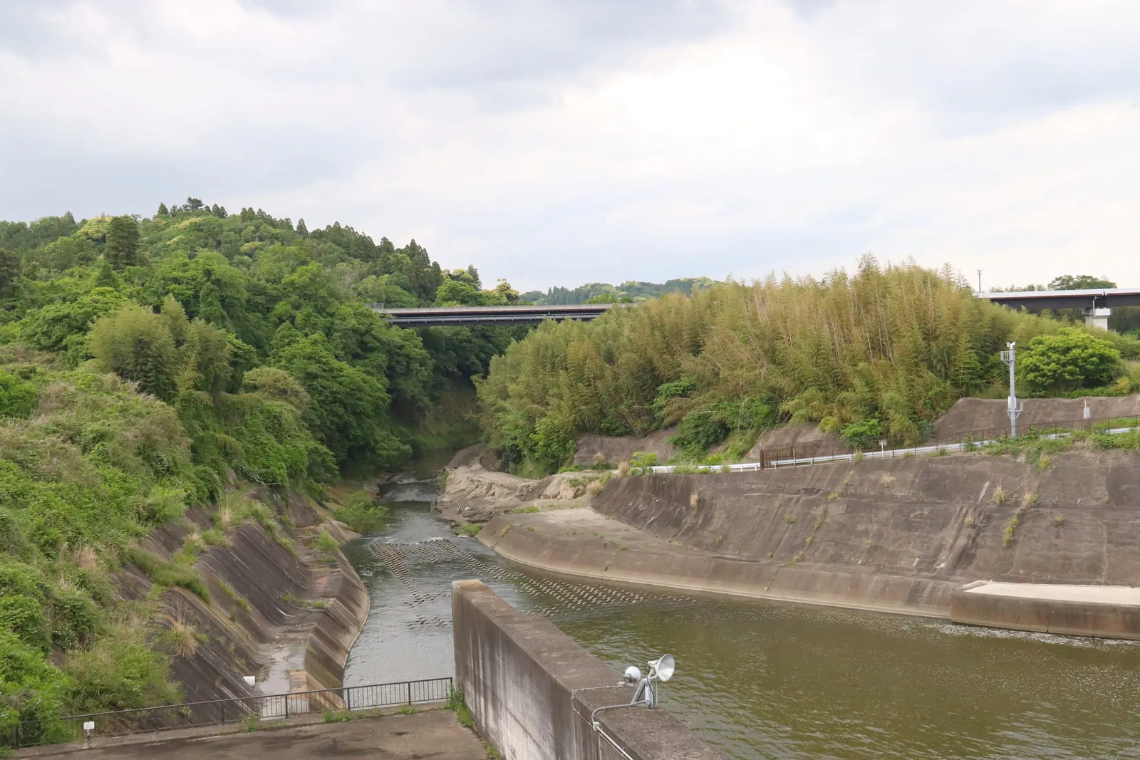 雲に覆われても強く光る太陽