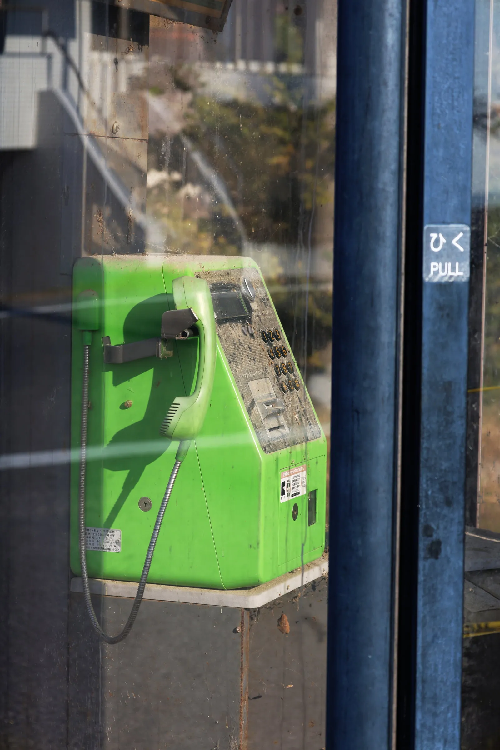 内海海岸海水浴場にある電話ボックスの写真