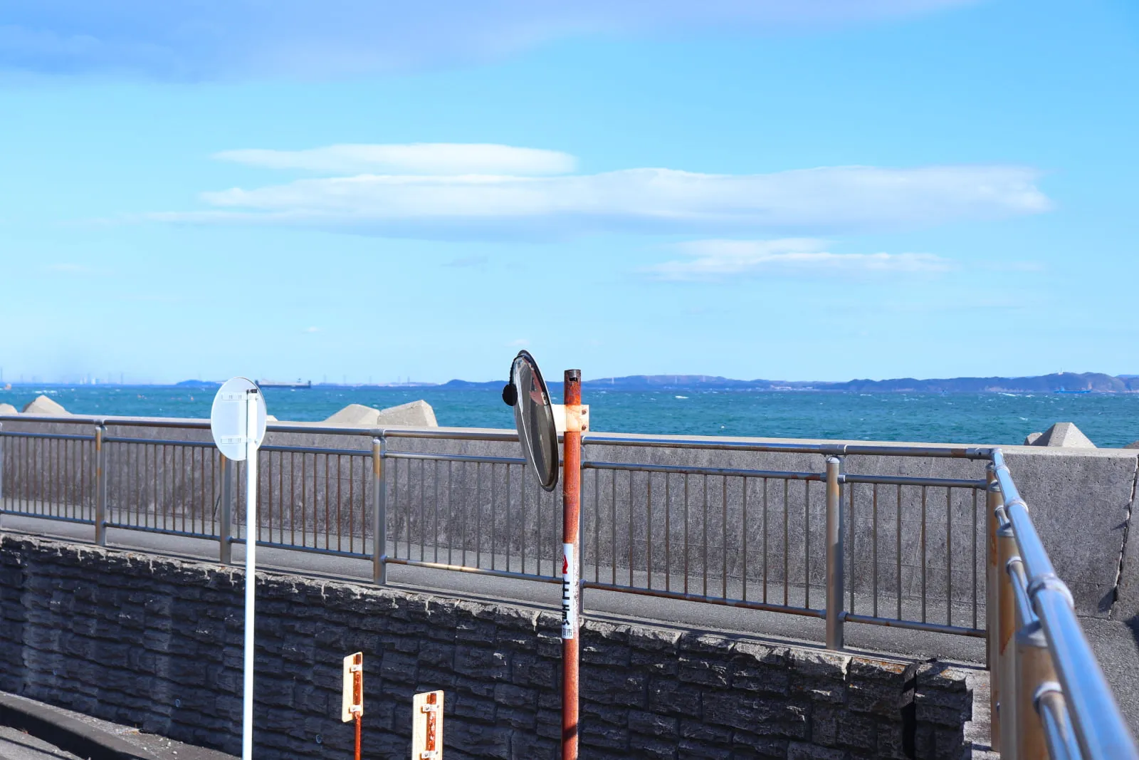 かもめ団地の角に立つカーブミラー