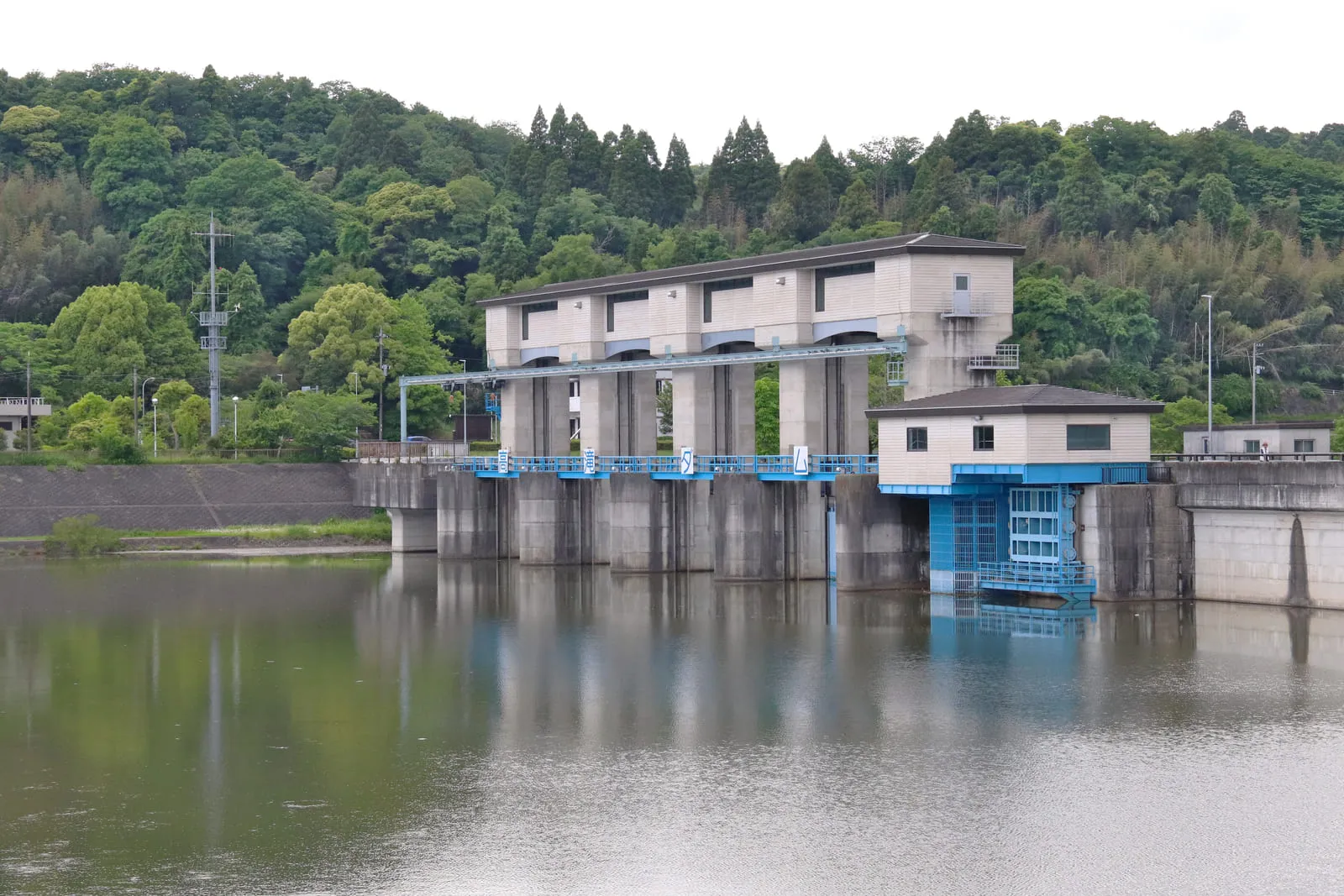 かもめ団地の角に立つカーブミラー