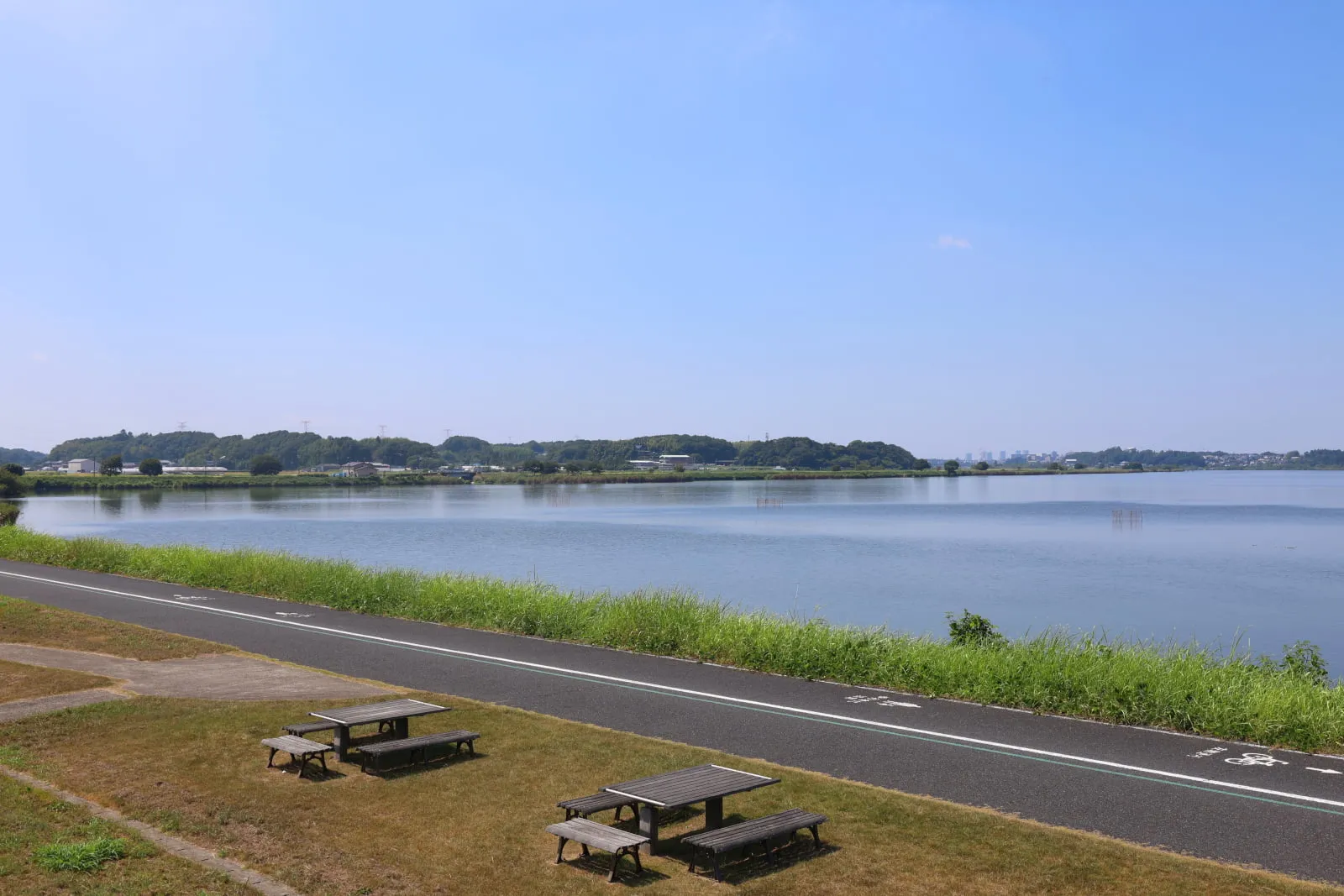 手賀沼と、そのほとりにあるピクニックテーブル