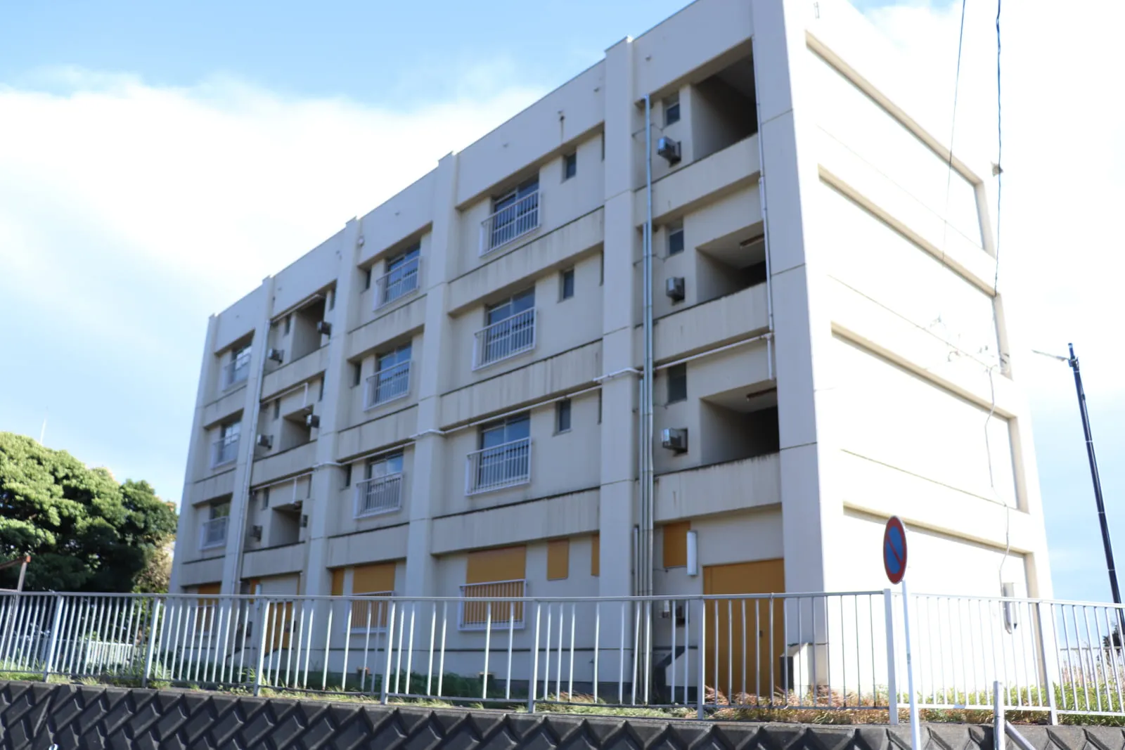 かもめ団地付近に建つ閉鎖されたアパート