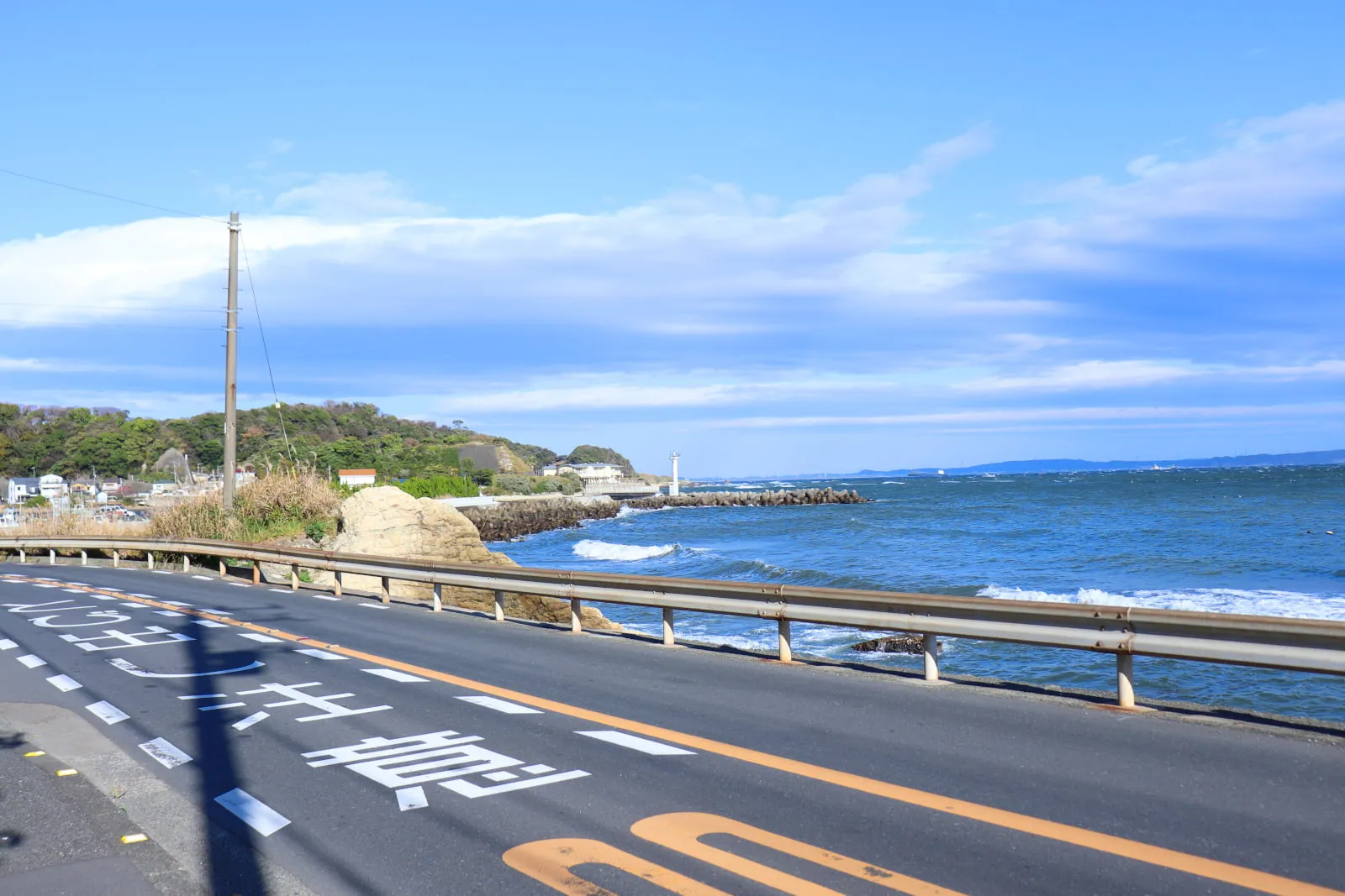 鴨居港付近の道から見る鴨居港