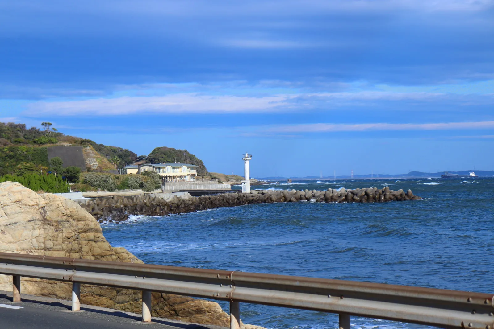 鴨居港の入り口に建つ白い灯台