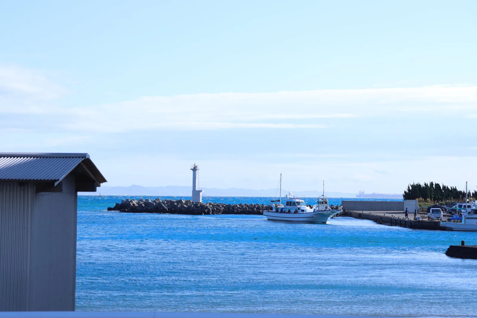 鴨居港から見る白い灯台
