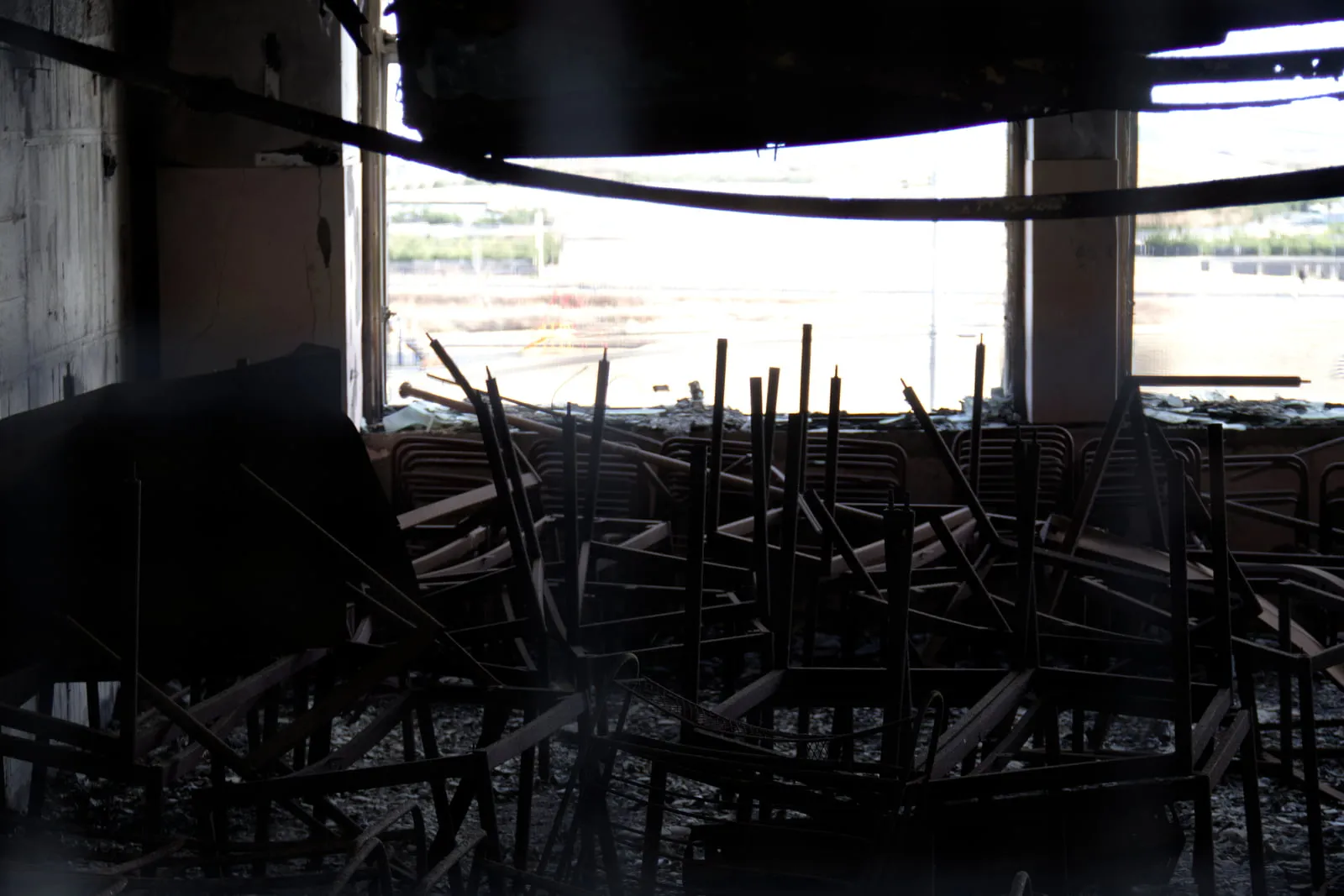 東日本大震災で被災した旧門脇小学校の本校舎教室にある、積み重なった机の写真