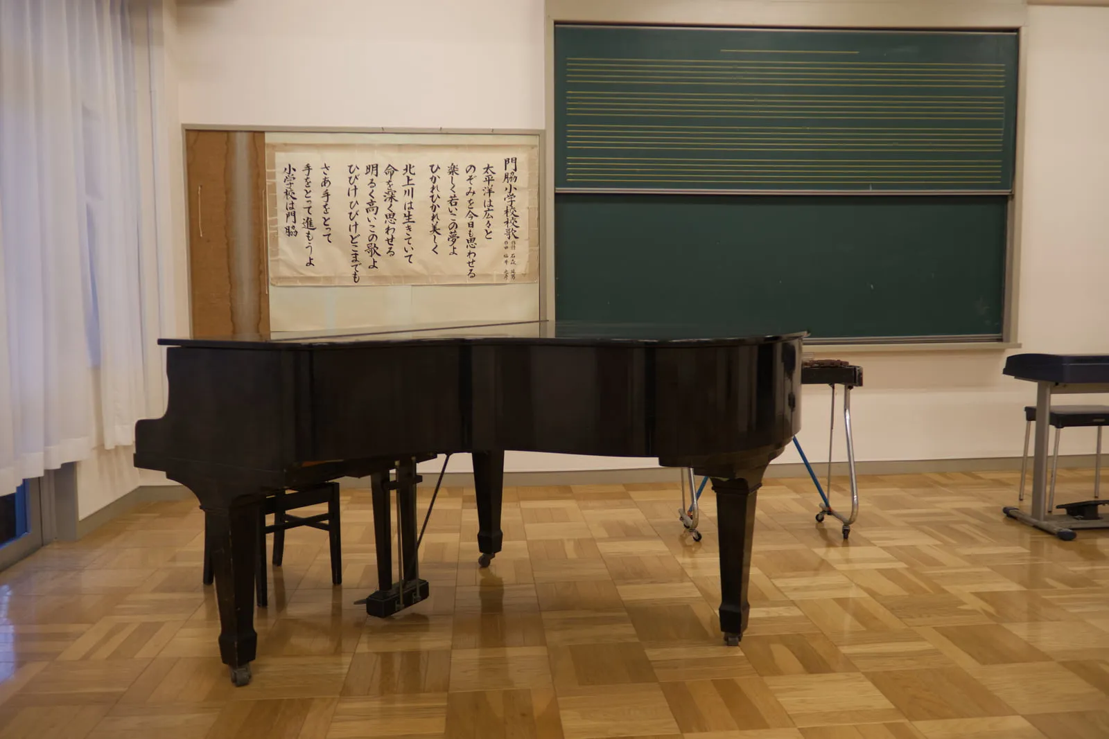 石巻市震災遺構門脇小学校に展示されている、グランドピアノ・オルガンの写真