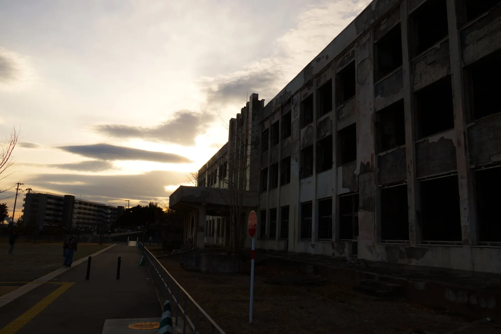 夕陽に照らされる石巻市震災遺構門脇小学校の外観写真