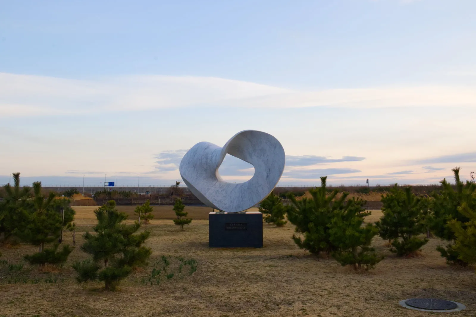 石巻南浜津波復興祈念公園に設置されたモニュメント「風の環（CIRCLE WIND） 2011 −絆−」の写真